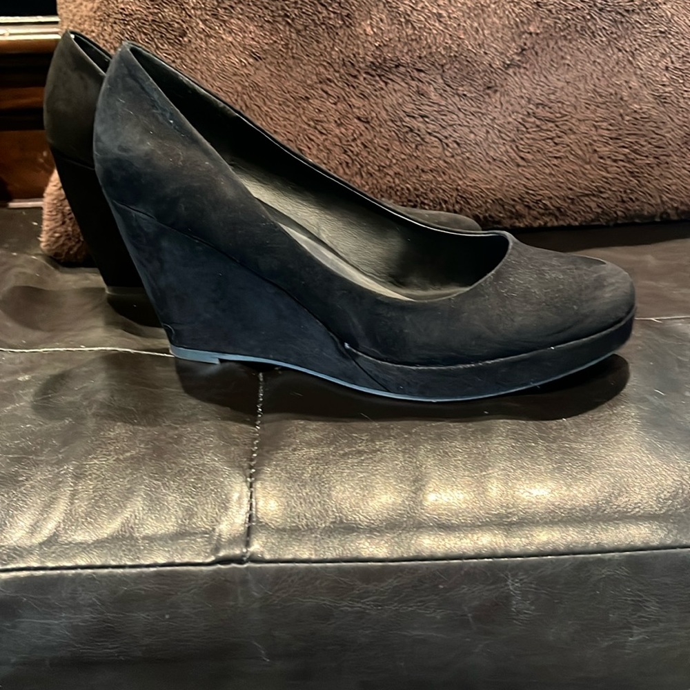 Worn once Black Apt 9 .5” heel suede